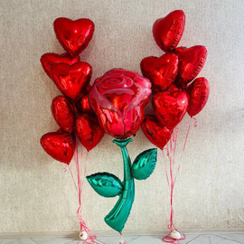 Большая композиция шаров на 14 февраля шар роза гигант с сердечками