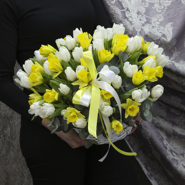 Корзина с белыми тюльпанами и нарциссами «Весенняя свежесть», стандартный