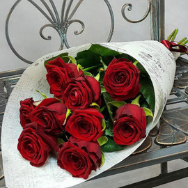 Bouquet of 9 burgundy roses