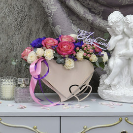 Ящик с розами и анемонами «Обворожительная леди»