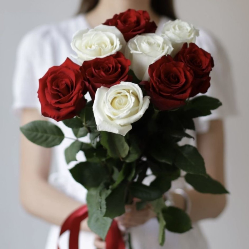 Букет из красных и белых роз, мини