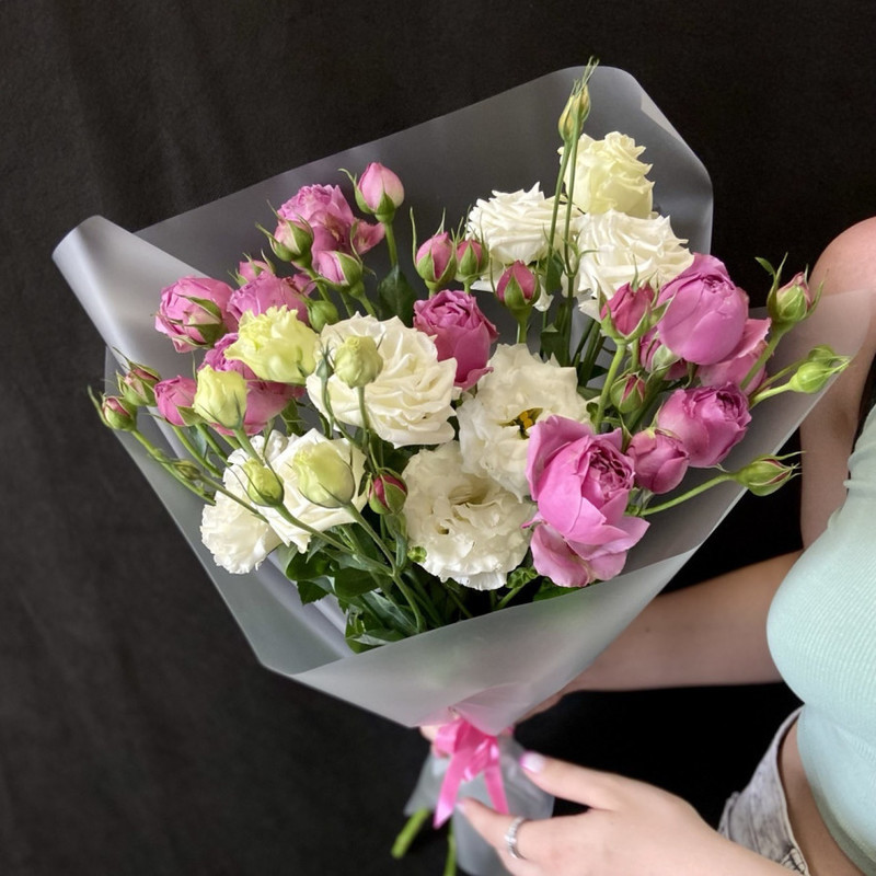 Bouquet of spray roses and eustoma, standart