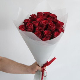 Букет из 25 красных роз в дизайнерском оформлении 50 см
