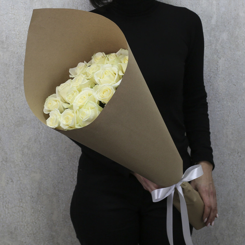 15 белых роз "Аваланч" 70 см в крафт бумаге, стандартный
