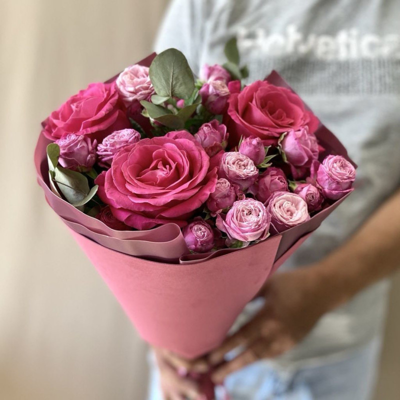 Bouquet of spray and single roses, standart