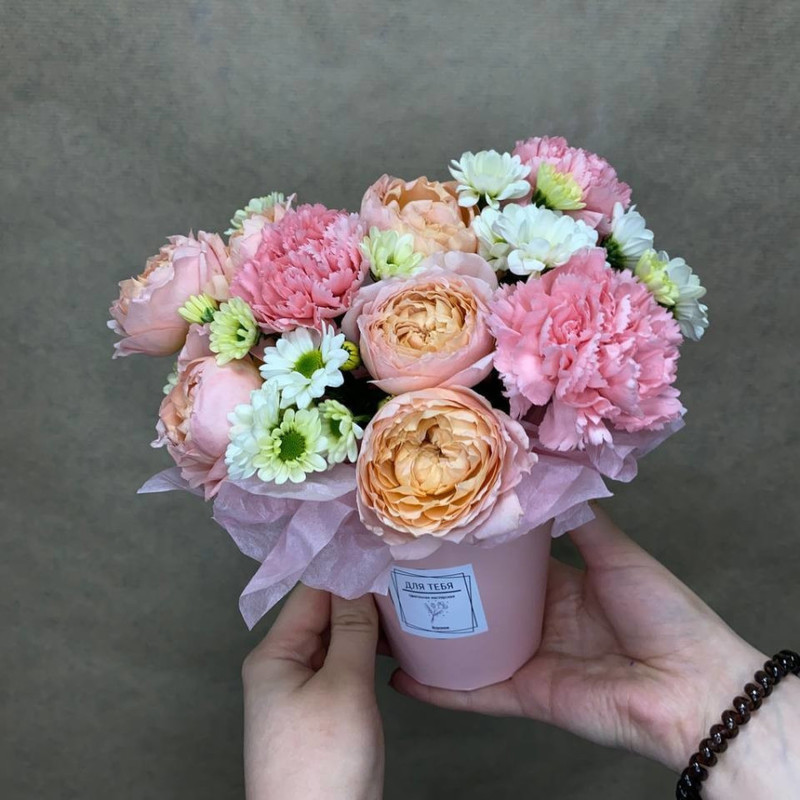 Композиция комплимент с хризантемой и кустовой пионовидной розой, мини