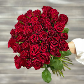 Букет из 35 красных роз 40 см с лентой
