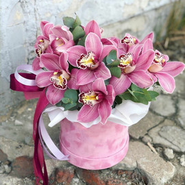 Бархатная шляпная коробка с винными орхидеями