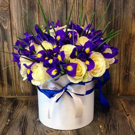 Bouquet in a hatbox of 25 premium roses and 30 irises