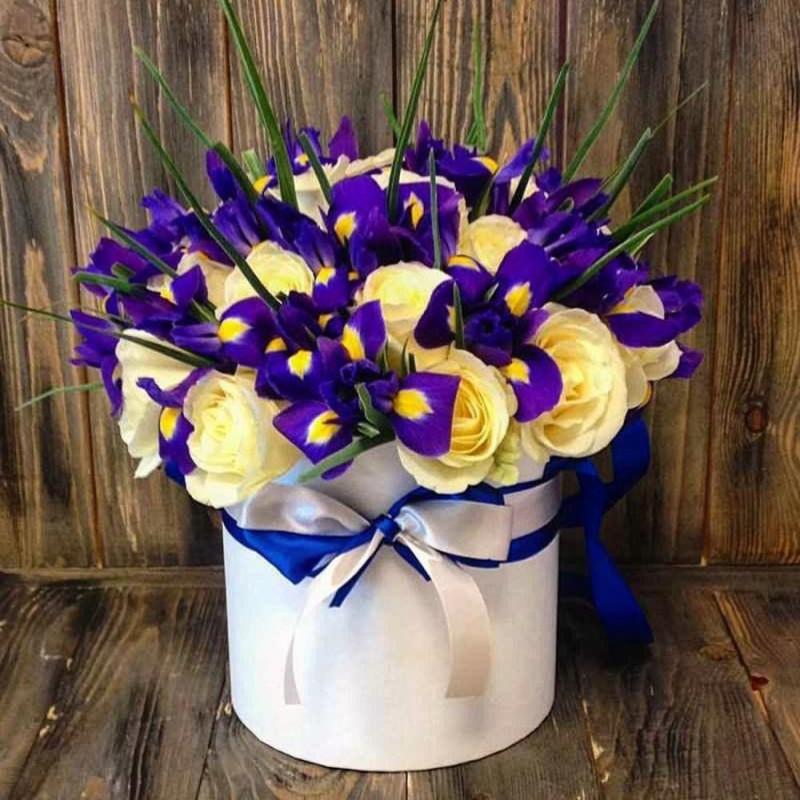 Bouquet in a hatbox of 25 premium roses and 30 irises, standart