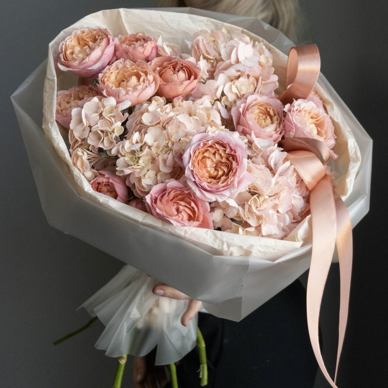 Bouquet of elite flowers, juicy peach, standart