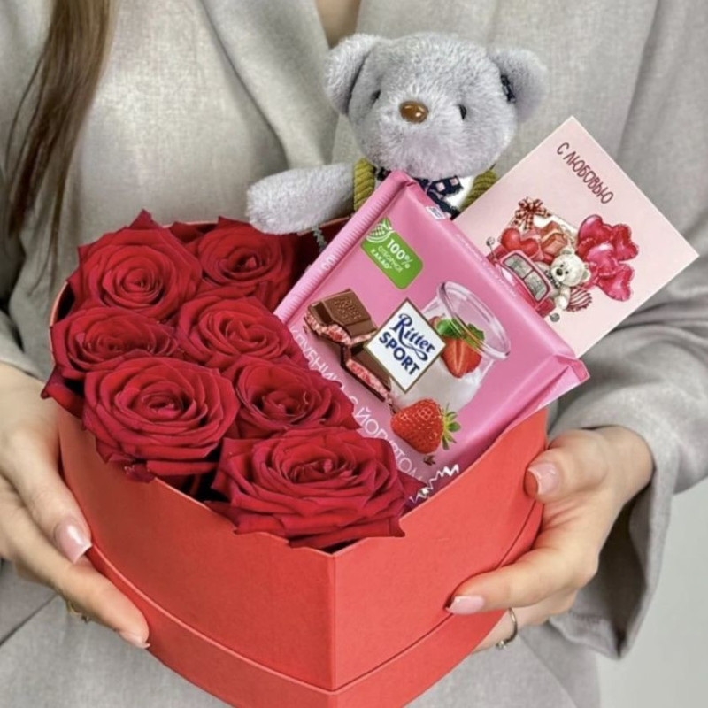 Красные розы в сердце с игрушкой и шоколадом, стандартный