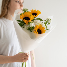 63. Bright summer bouquet of yellow sunflowers, white hydrangea and white phlox