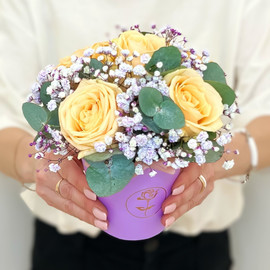 Букет из роз, гипсофилы и Эвкалипта в стакане Нимфа / Букет цветов / Красивый букет цветов / Цветочный букет