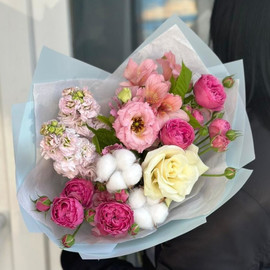 Букет из пионовидных тюльпанов, розы, альстромерии.