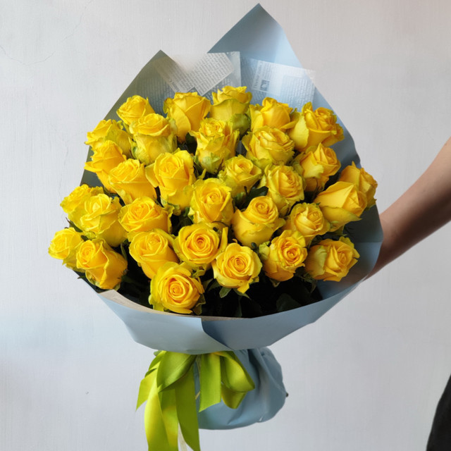 Букет из 31 желтой розы Сюрприз, стандартный