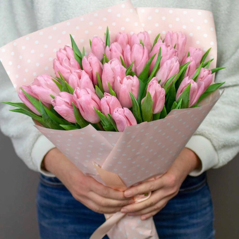 Букет из 25 розовых тюльпанов в дизайнерской упаковке, стандартный