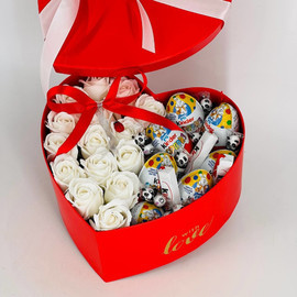 Gift box with soap roses and kinder chocolate