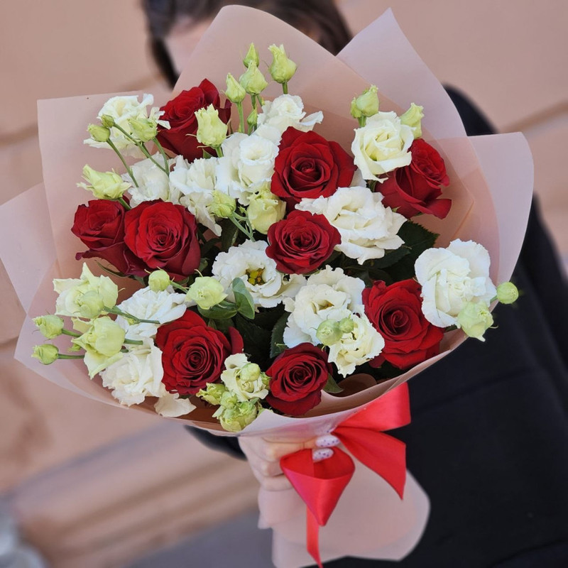 Bouquet of red roses and eustomes in a package, standart