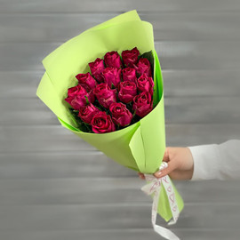 Bouquet of 15 crimson roses 40 cm in a package