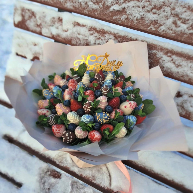 Bouquet of chocolate covered strawberries with White Sand topper, standart