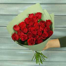 Букет из красных роз в упаковке (40 см)