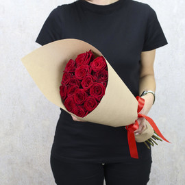 15 красных роз "Ред Наоми" 50 см в крафт бумаге