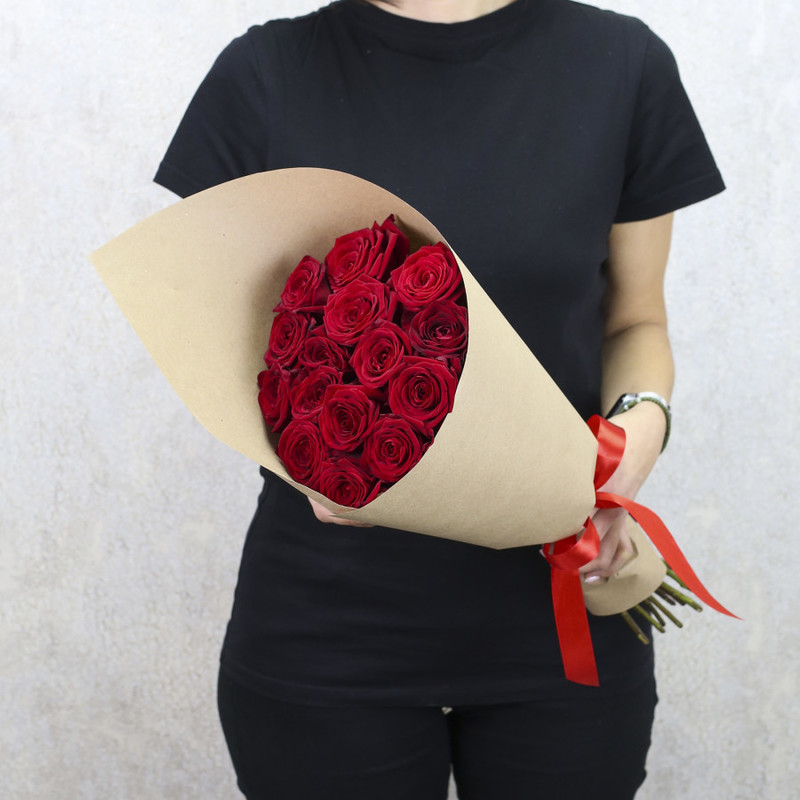 15 красных роз "Ред Наоми" 50 см в крафт бумаге, стандартный