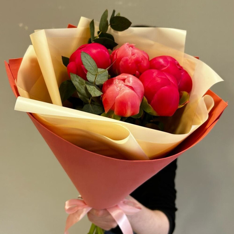 Bouquet of 5 coral peonies King Sharm, standart
