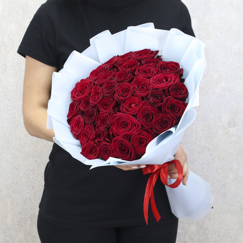 35 красных роз "Ред Наоми" 50 см в дизайнерской упаковке, стандартный
