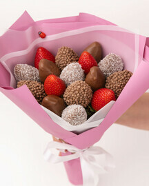 Букет с клубникой в шоколаде "Вальс"