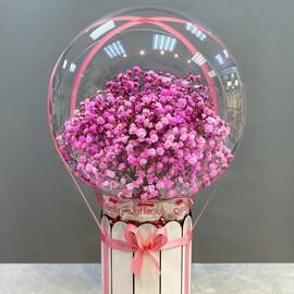 Mini kompozitciya s gipsofiloj v share babls s rafaello