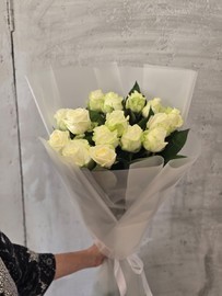 Букет белых роз 15 шт