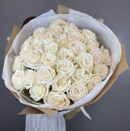 33 Белые розы в крафте