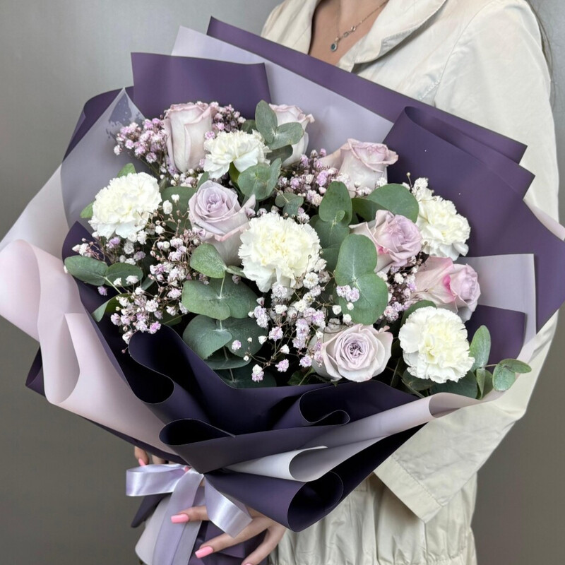 Buket s sirenevimi rozami dlya Mami, standart