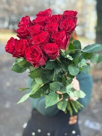 Букет красных роз 15 шт 