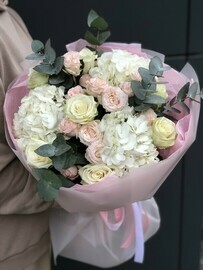 Buket s gortenziyami i pionovidnimi rozami