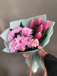 Buket s tyul_panami i hrizantemoj