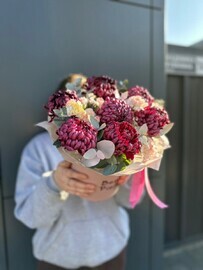 Композиция с хризантемами в коробке