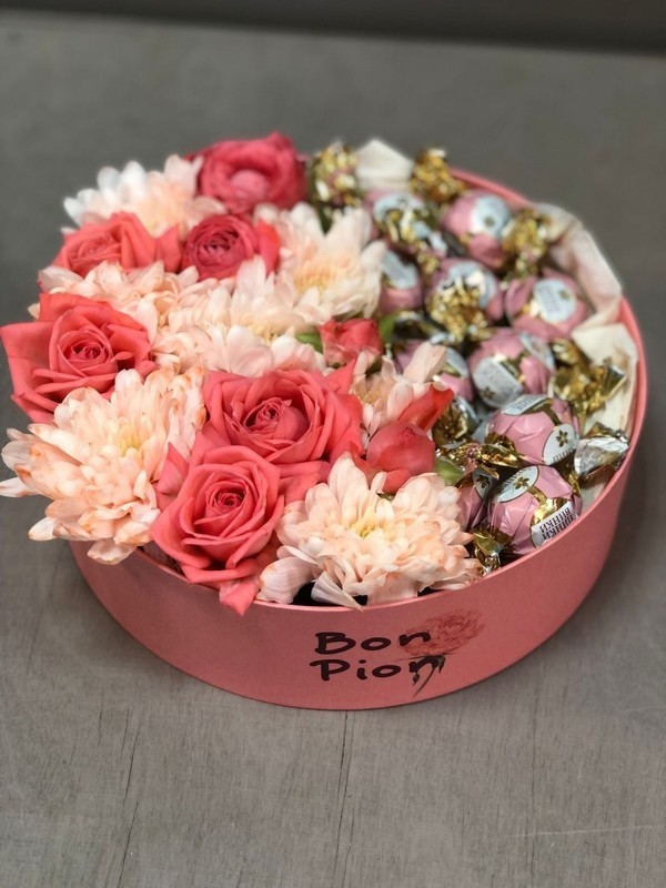 TCveti s konfetami v dizajnerskoj korobke, standart