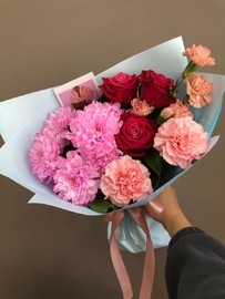 Buket s hrizantemoj, rozoj i diantusami