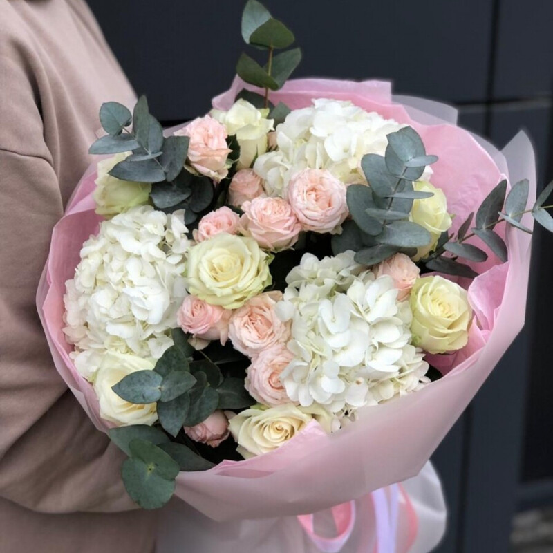 Букет с гортензией и пионовидными розами , стандартный