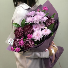 Букет с хризантемами в дизайнерской упаковке