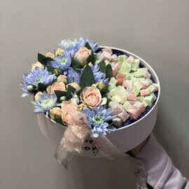 Кәмпиттер қосылған гүл композициясы