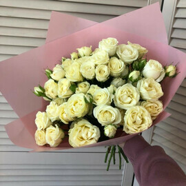 Букет с белой кустовой розой