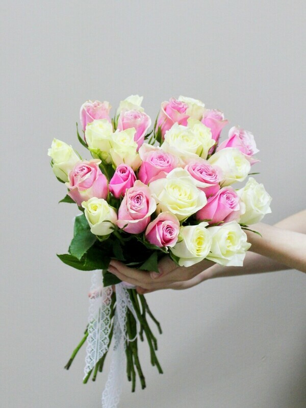 Buket iz 25 belih i rozovih roz (Keniya, 40 sm), standart