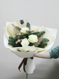 Buket s belimi rozami i nobilisom №55