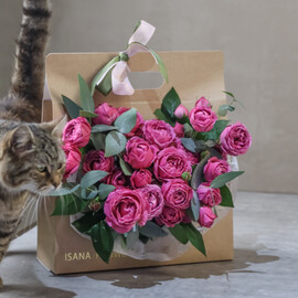 Kompozitciya iz Rozovih Pionovidnih Roz