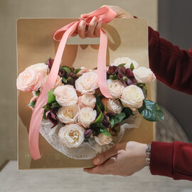 Kompozitciya iz Nezhnih Kustovih Roz