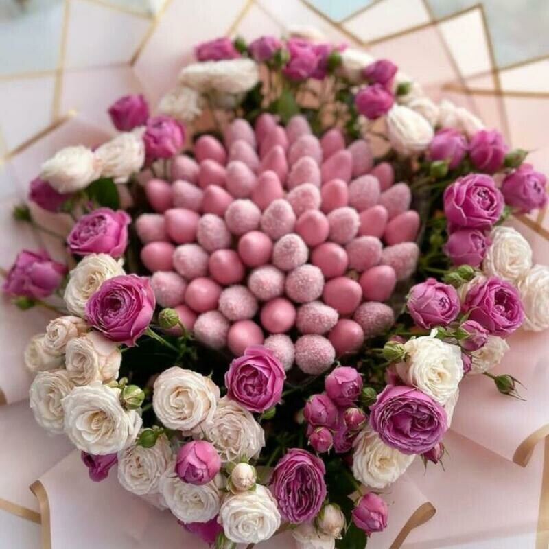 Букет из клубники в шоколаде с кустовыми розами, премиум